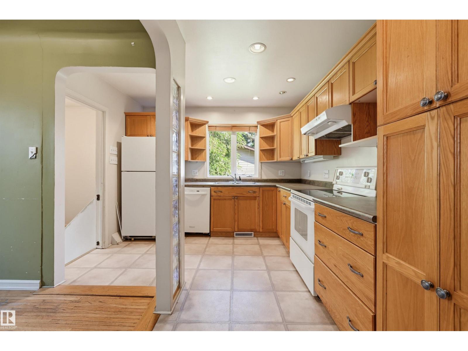 7754 80 AV NW - 11