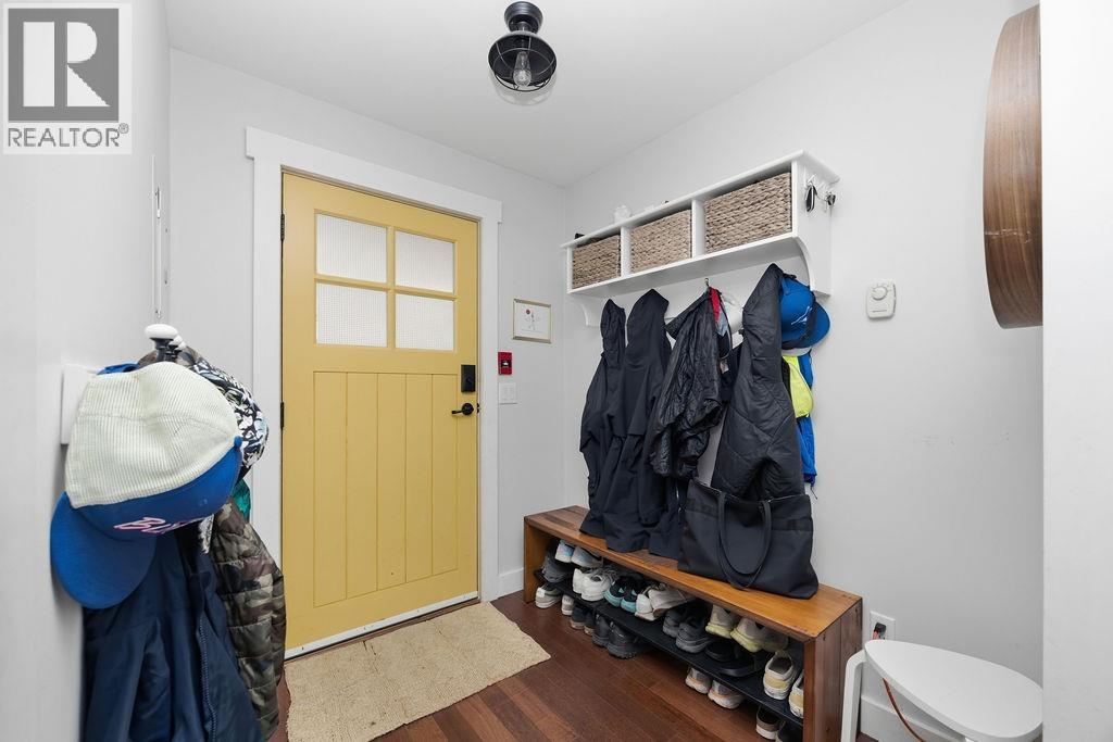 201 414 GOWER POINT ROAD, Gibsons — photo 3