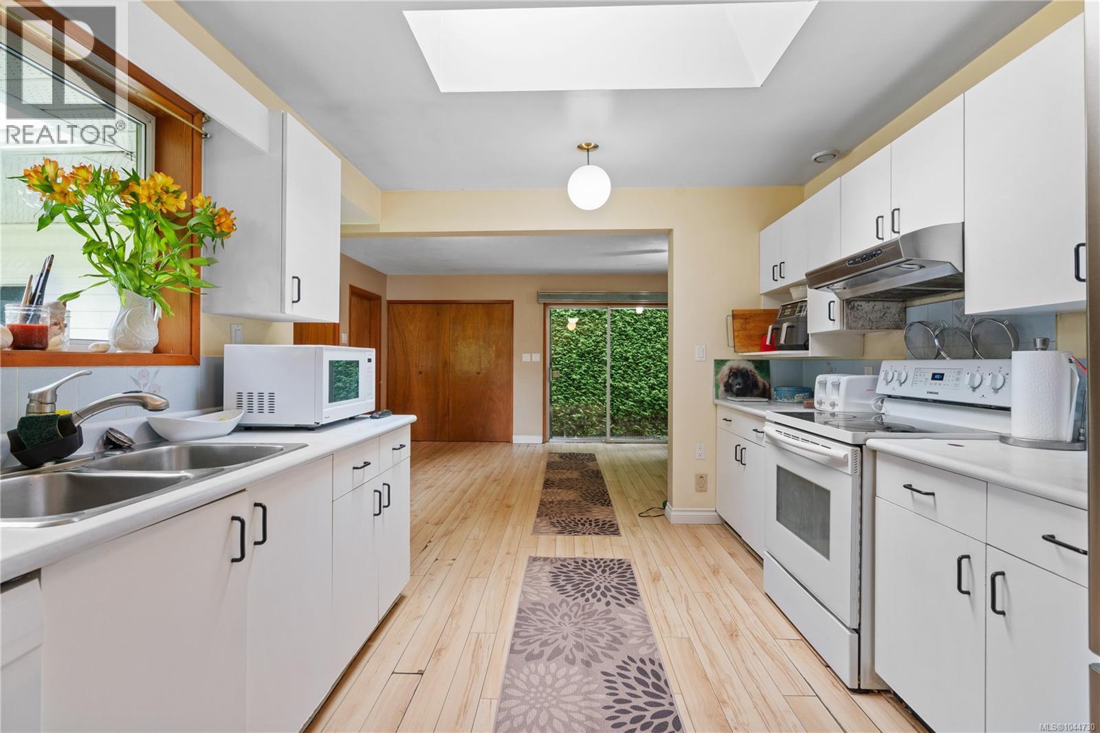 2 1215 Stelly's Cross Road, Central Saanich