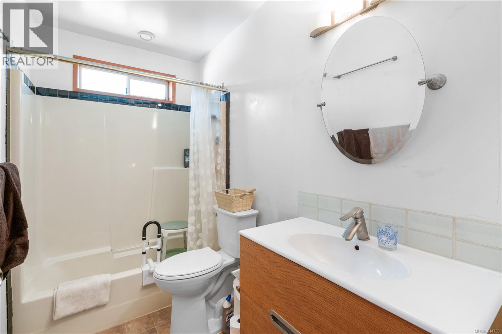 2 1215 Stelly's Cross Road, Central Saanich