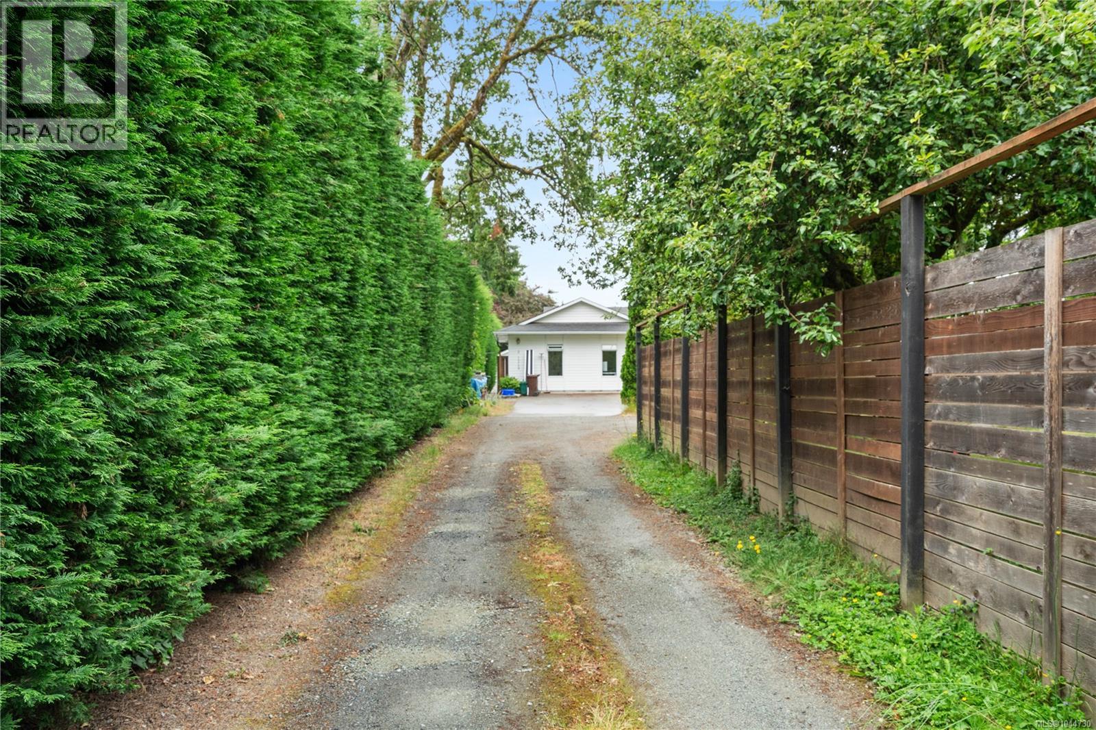 2 1215 Stelly's Cross Road, Central Saanich