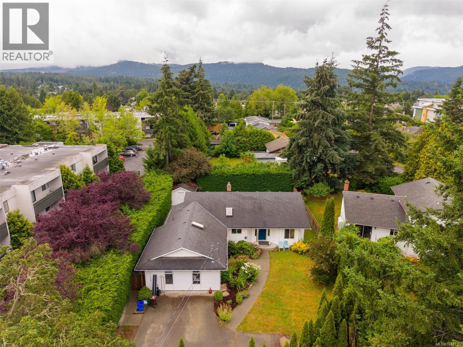 2 1215 Stelly's Cross Road, Central Saanich