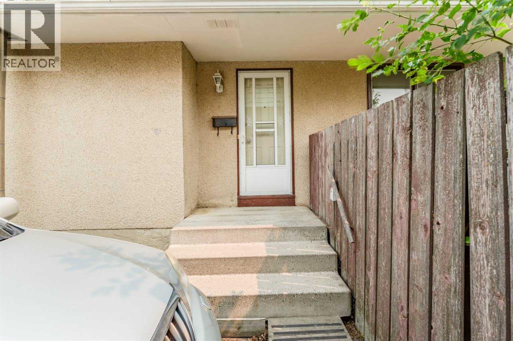 6823 4 Avenue SE, Penbrooke Meadows, Calgary photo 2
