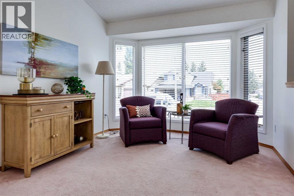 23 Sandalwood Close NW, Sandstone Valley, Calgary photo 2