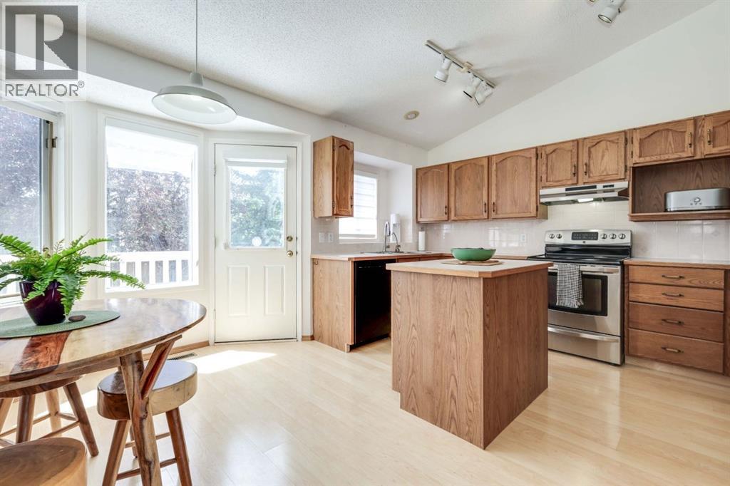 23 Sandalwood Close NW, Sandstone Valley, Calgary photo 4