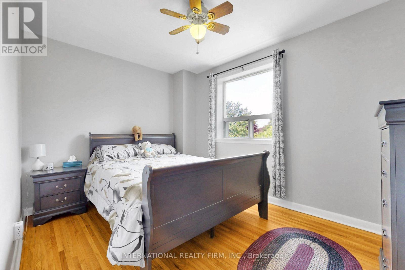 62 PORCHESTER DRIVE - 20