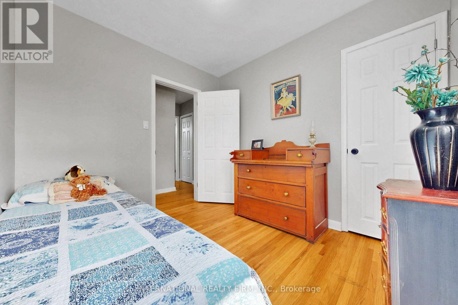 62 PORCHESTER DRIVE - 22