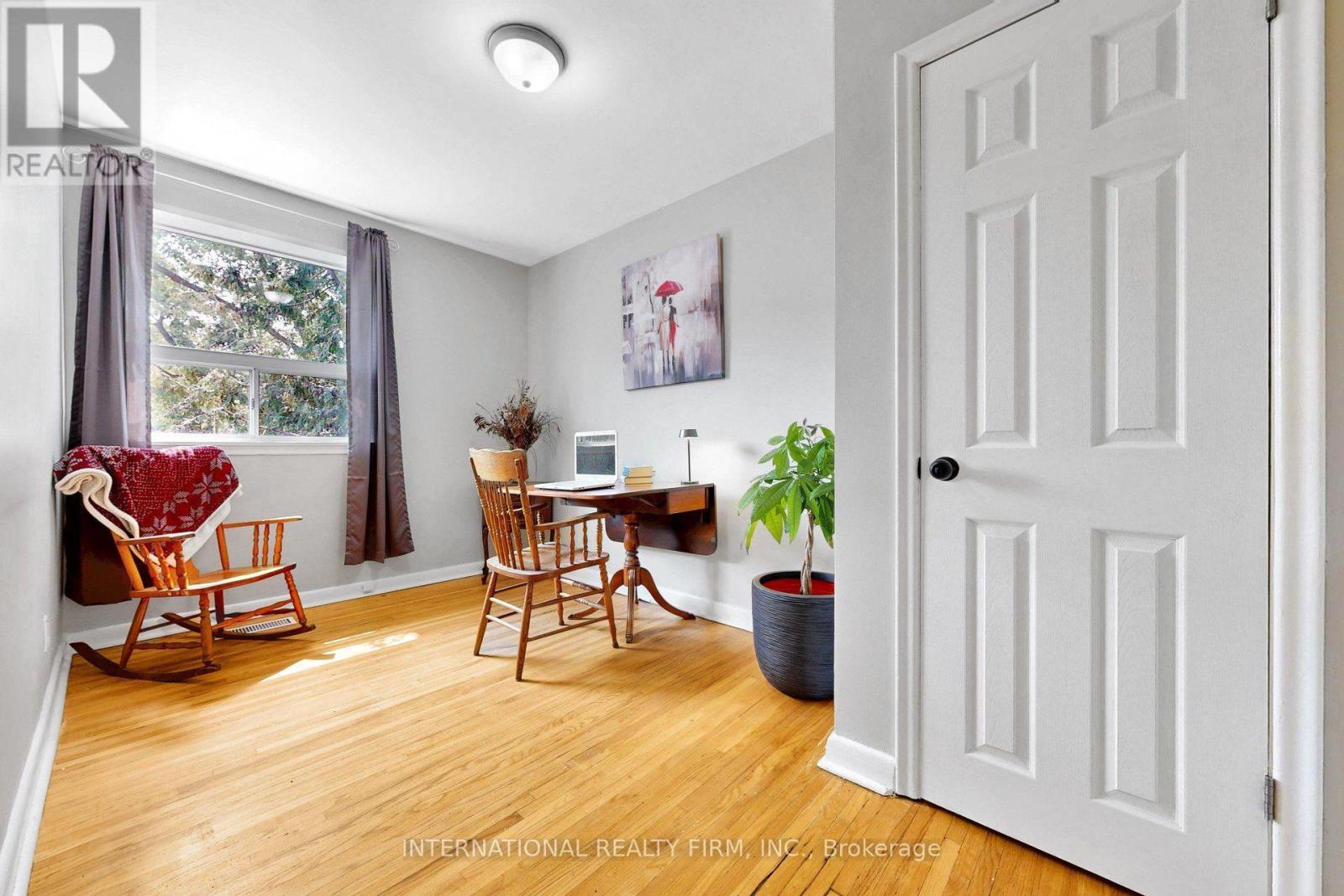 62 PORCHESTER DRIVE - 25