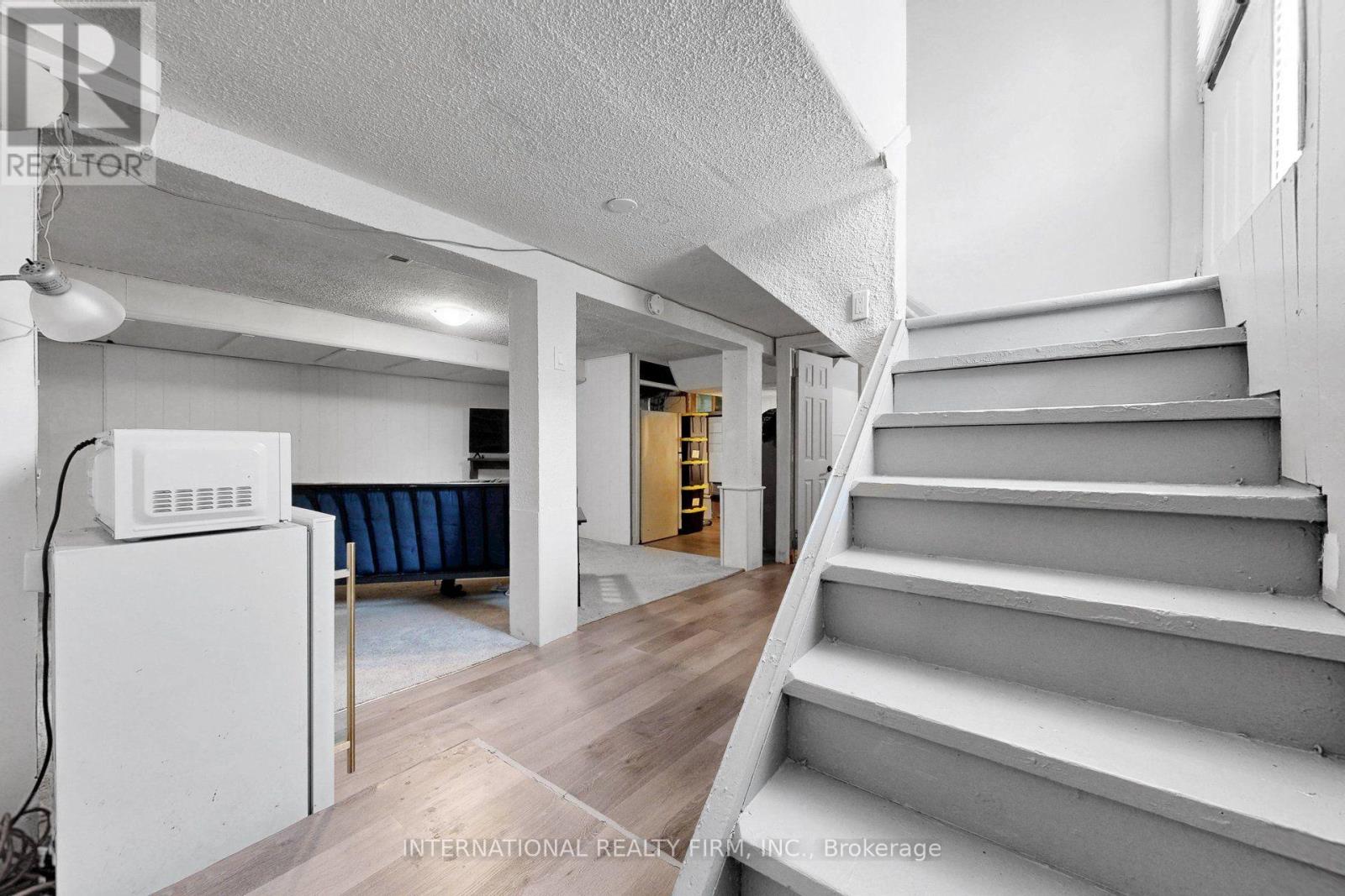 62 PORCHESTER DRIVE - 31