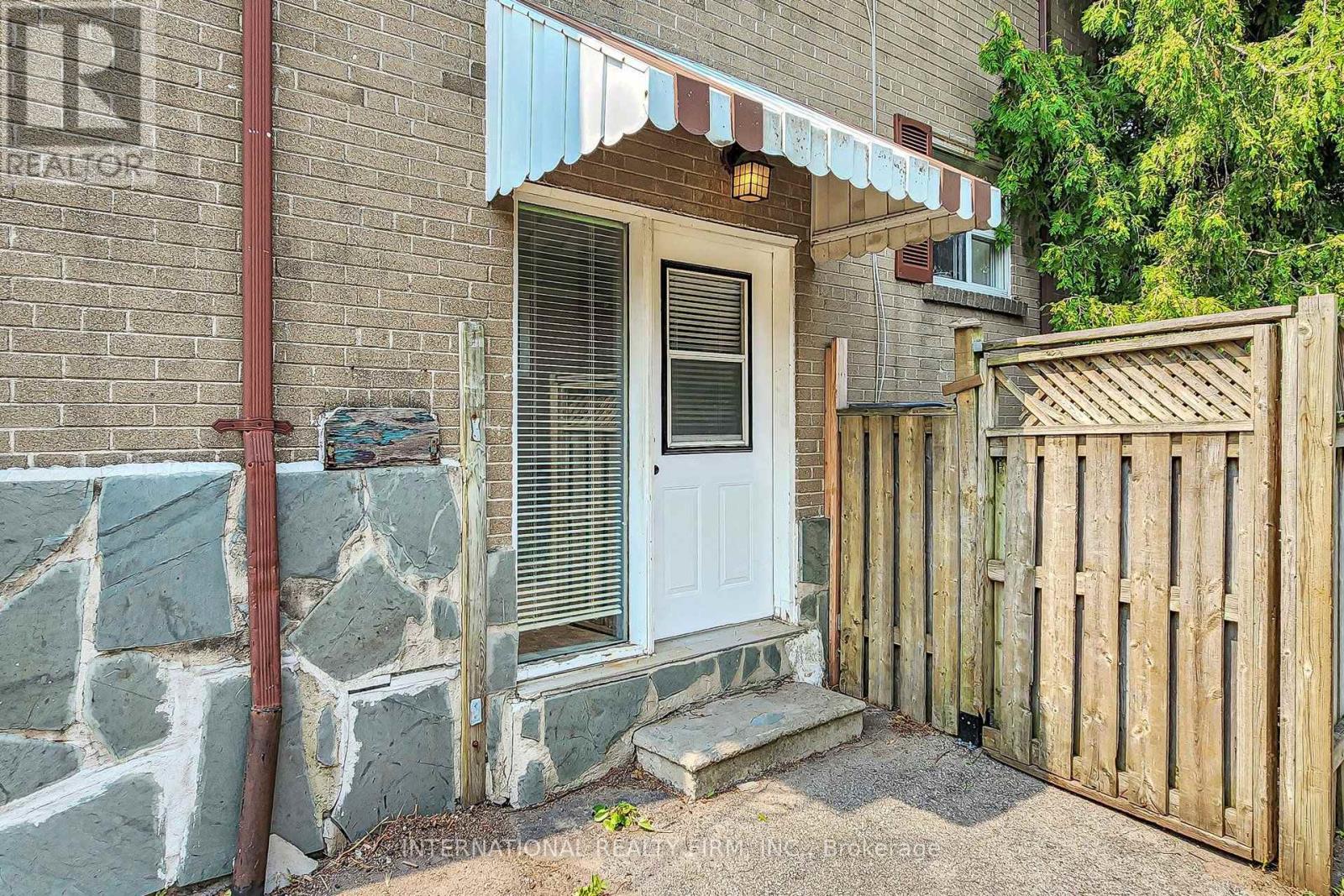 62 PORCHESTER DRIVE - 37