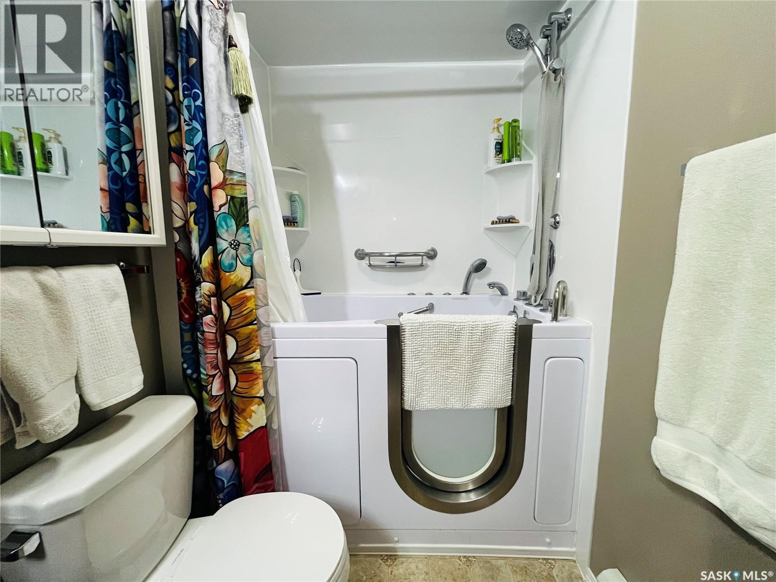 #102 825 Gladstone STREET E - 7