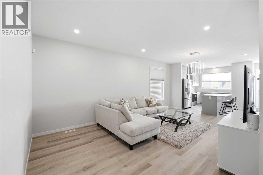 34 Aquila Way NW, Glacier Ridge, Calgary photo 3