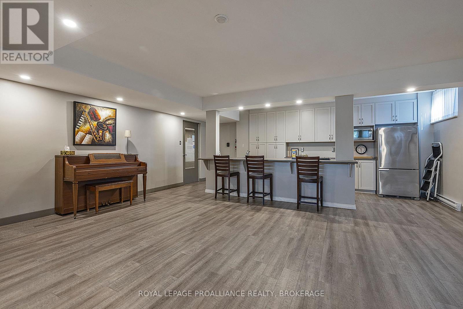 #806 2 MOWAT AVENUE - Image 9