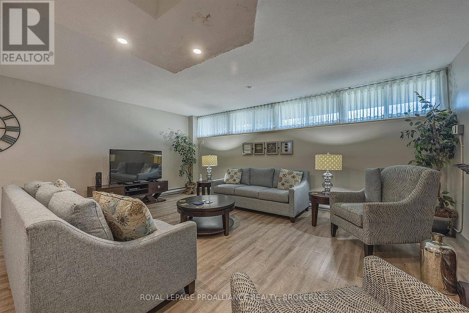 #806 2 MOWAT AVENUE - Image 7
