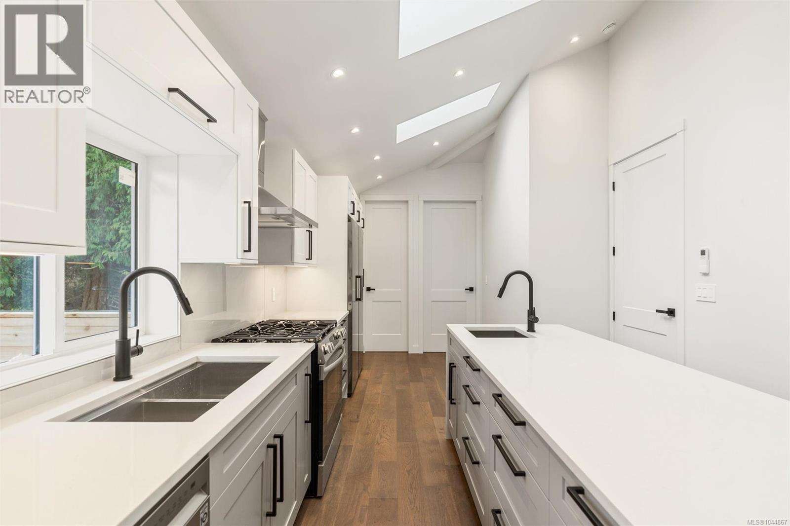  5281 Santa Clara Avenue, Saanich