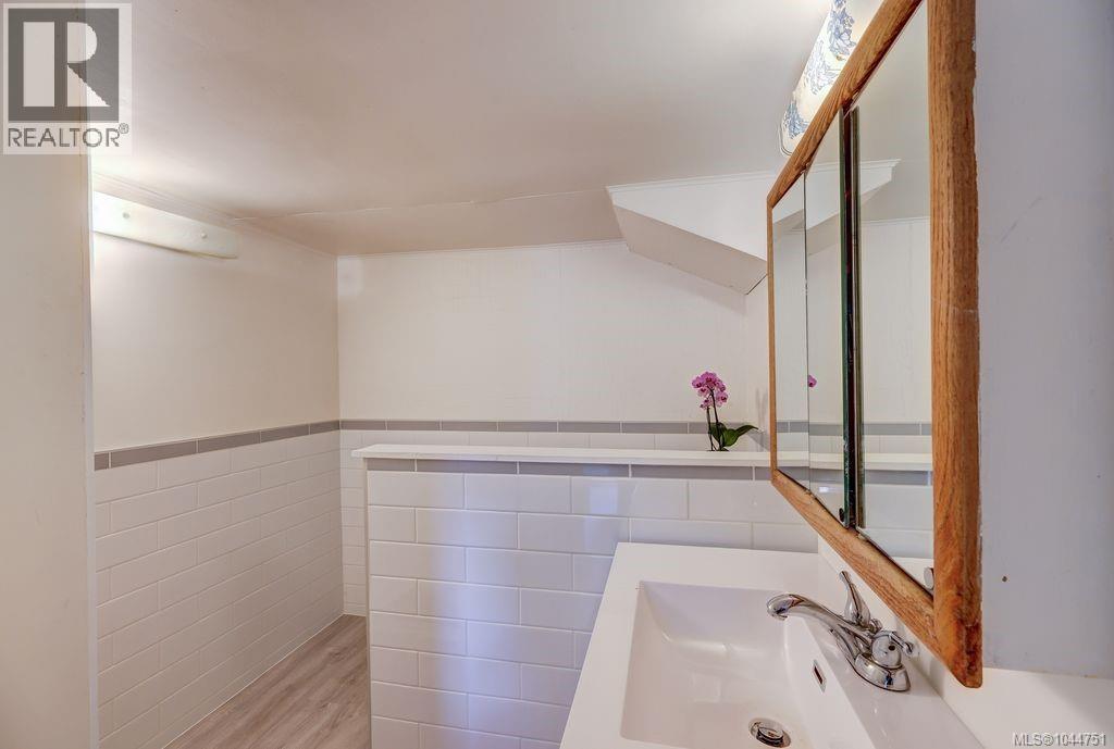 995 Franklyn St - 28