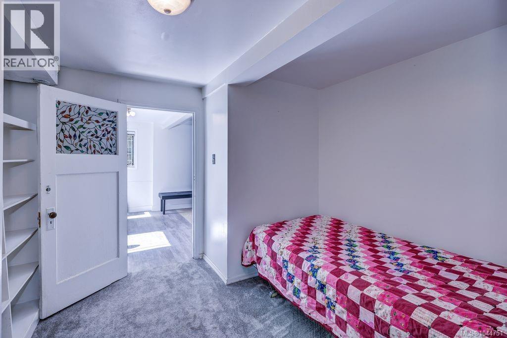 995 Franklyn St - 33