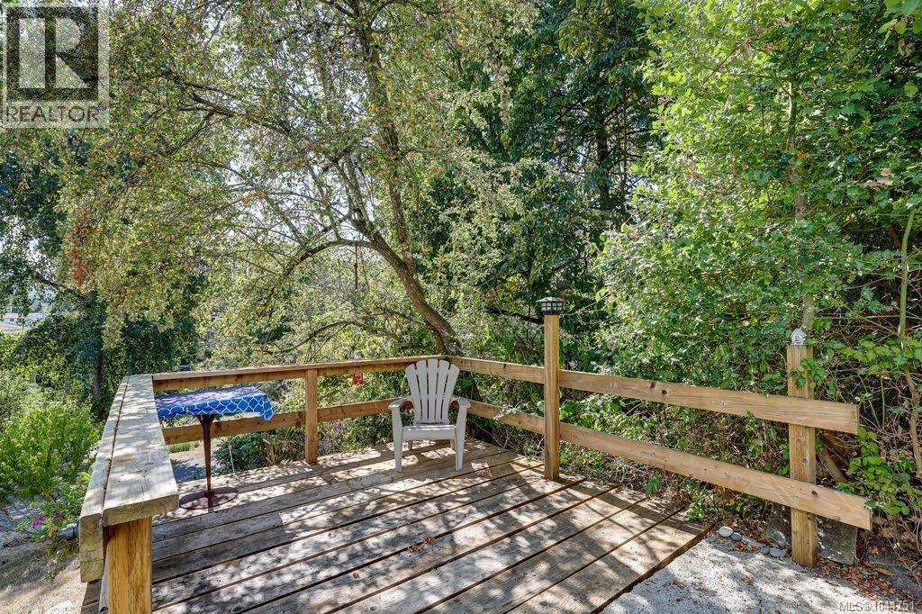 995 Franklyn St - 40