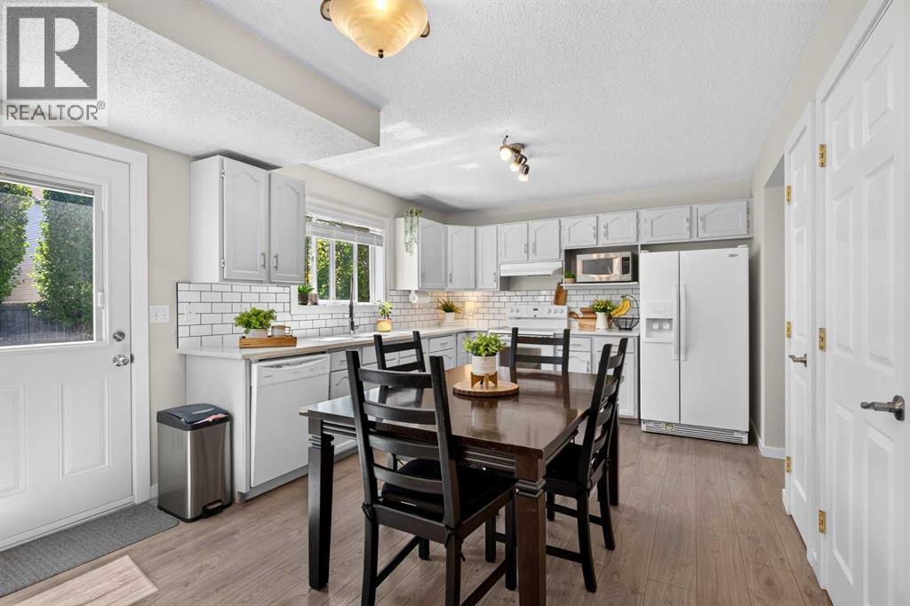 66 Canoe Close SW, Canals, Airdrie photo 2