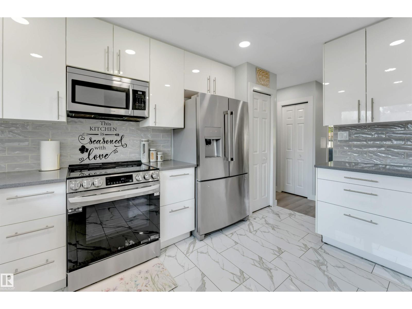 7419 33 AV NW - 21