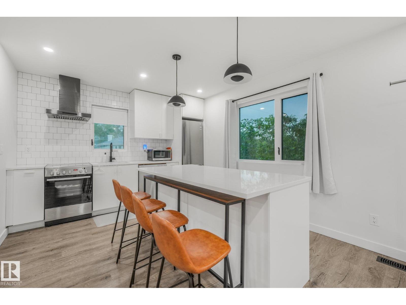 10925 UNIVERSITY AV NW - 53