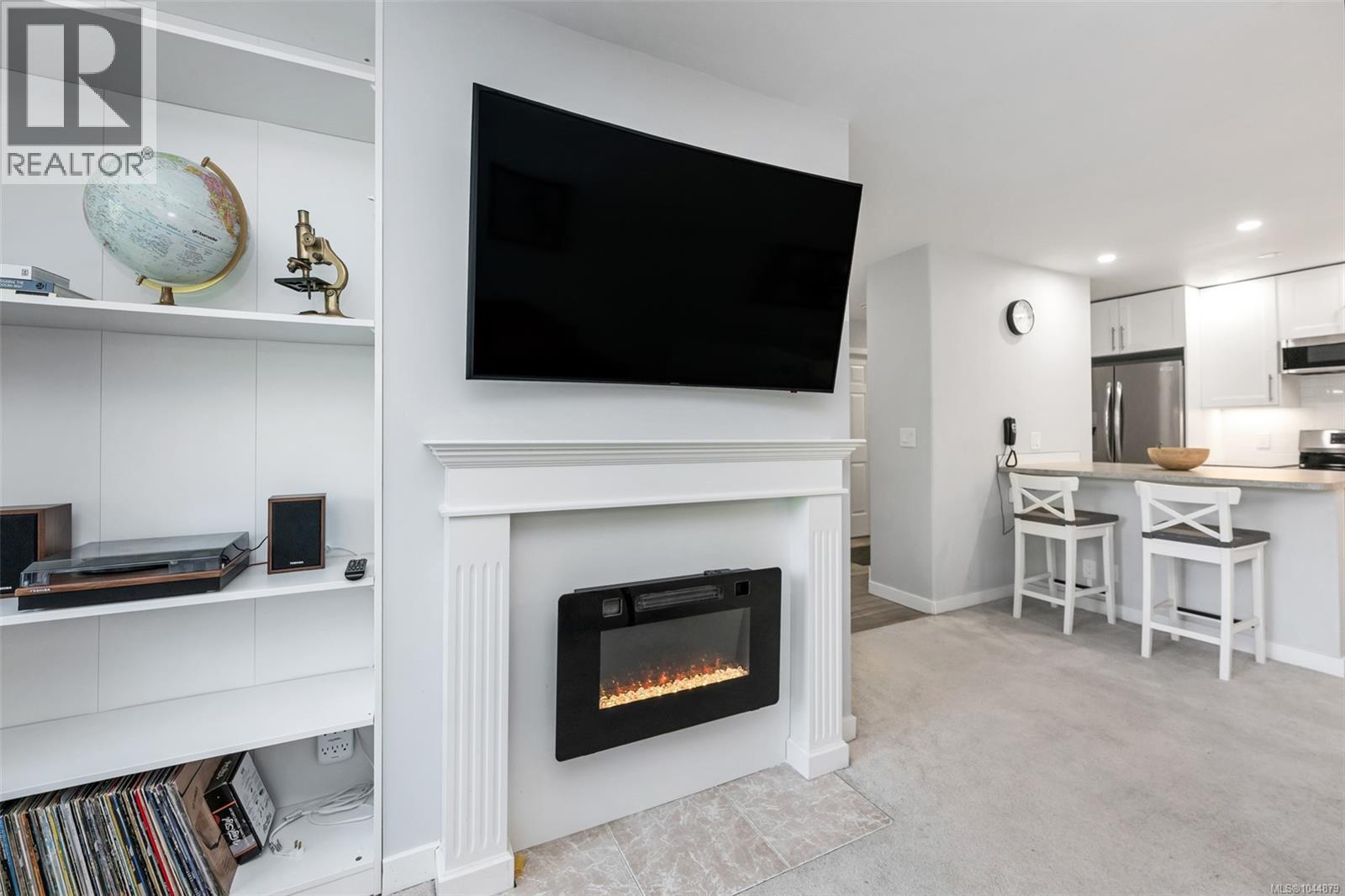 201 3900 Shelbourne Street, Saanich