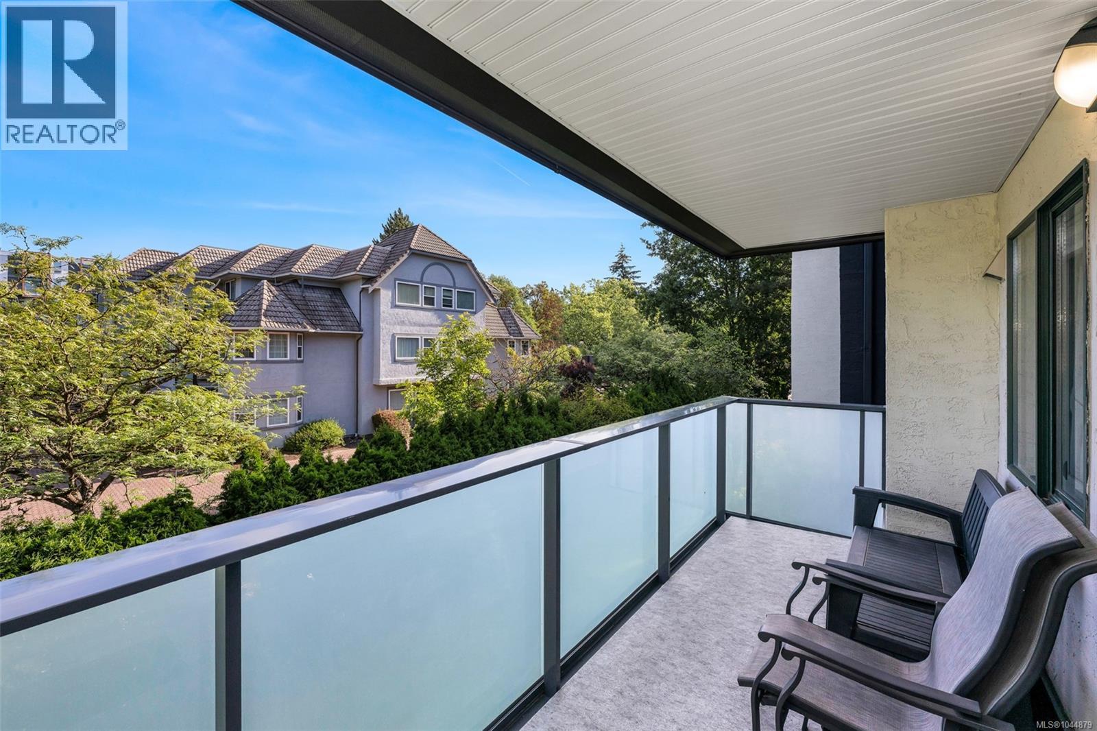 201 3900 Shelbourne Street, Saanich
