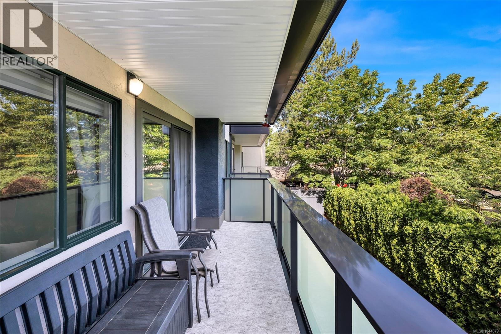 201 3900 Shelbourne Street, Saanich