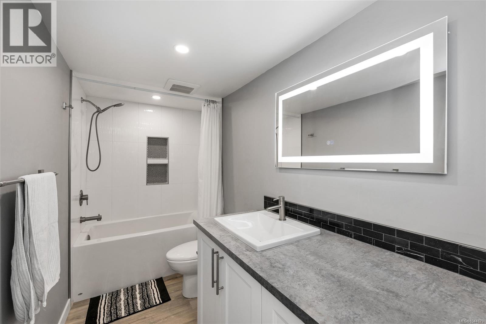 201 3900 Shelbourne Street, Saanich