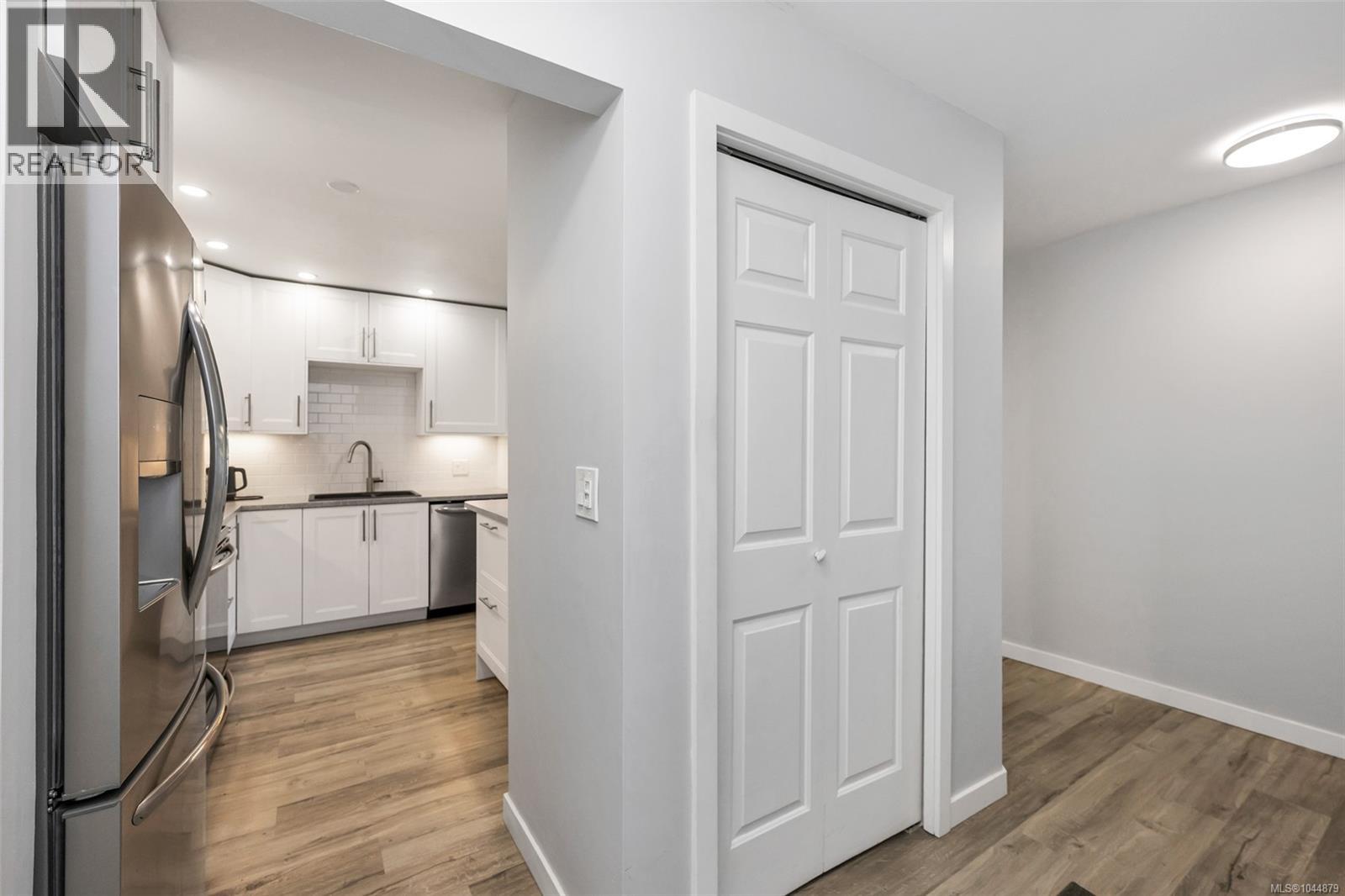 #201 3900 Shelbourne St - 15