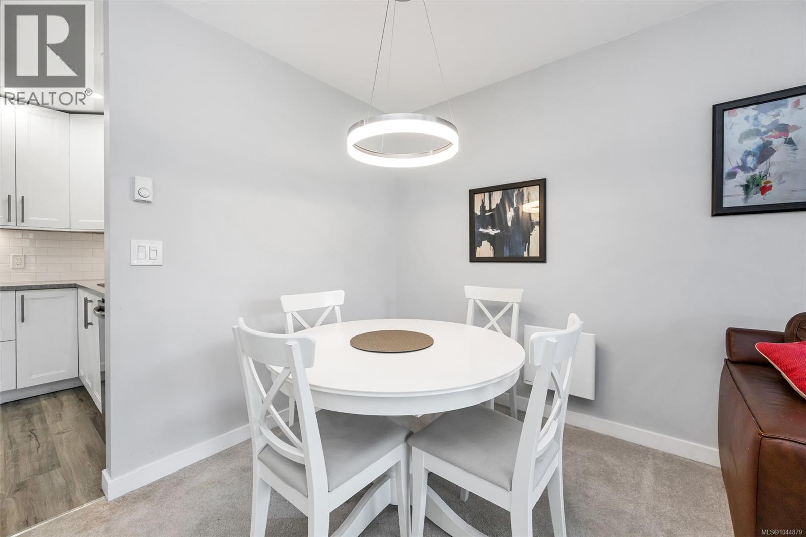 201 3900 Shelbourne Street, Saanich