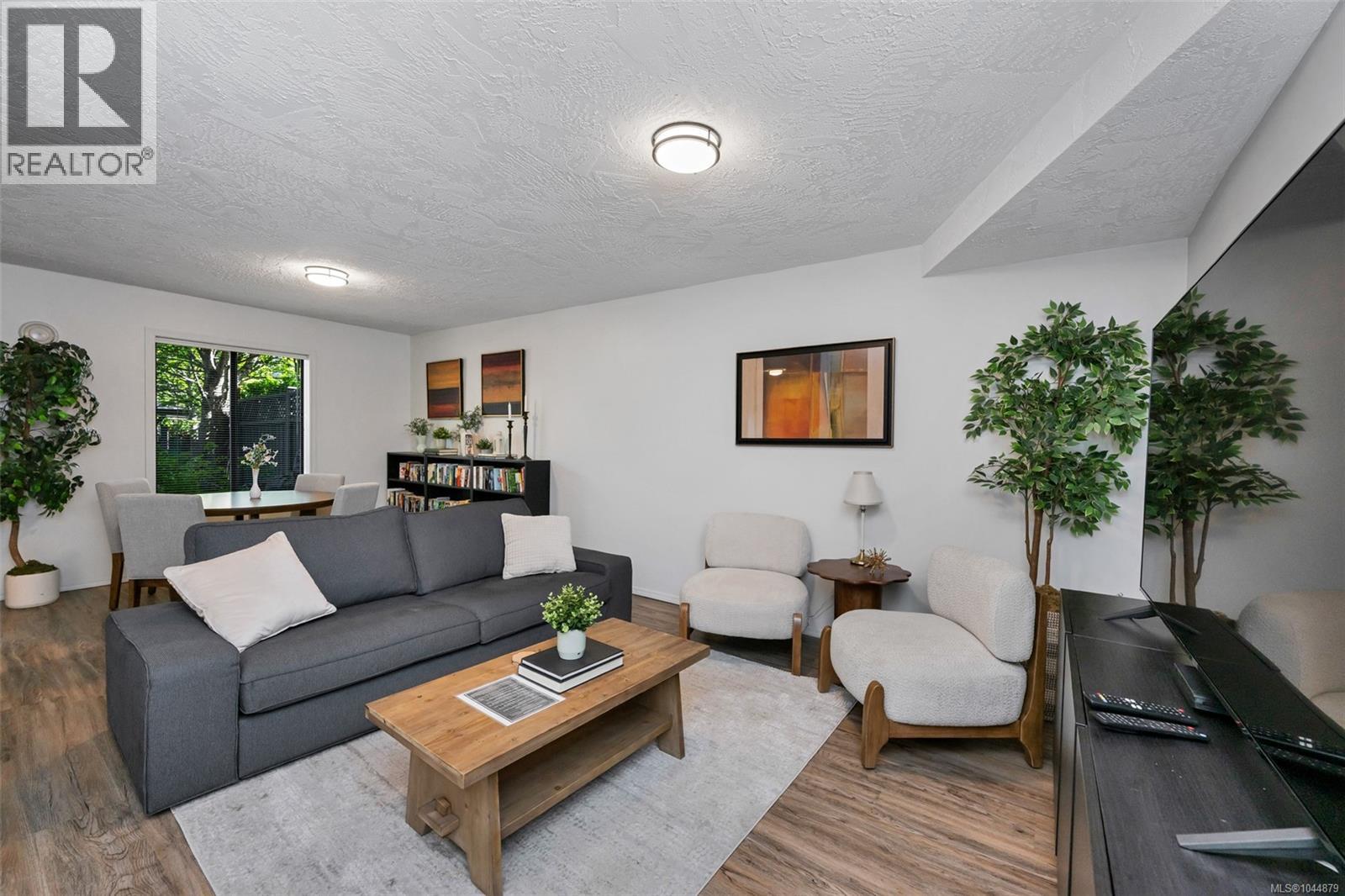 201 3900 Shelbourne Street, Saanich