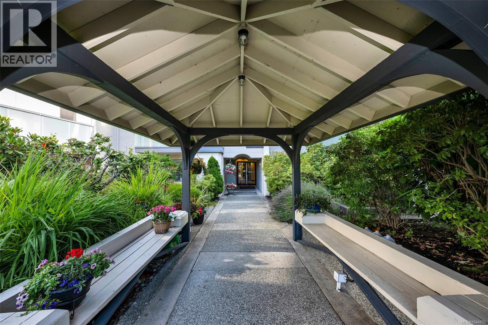 201 3900 Shelbourne Street, Saanich