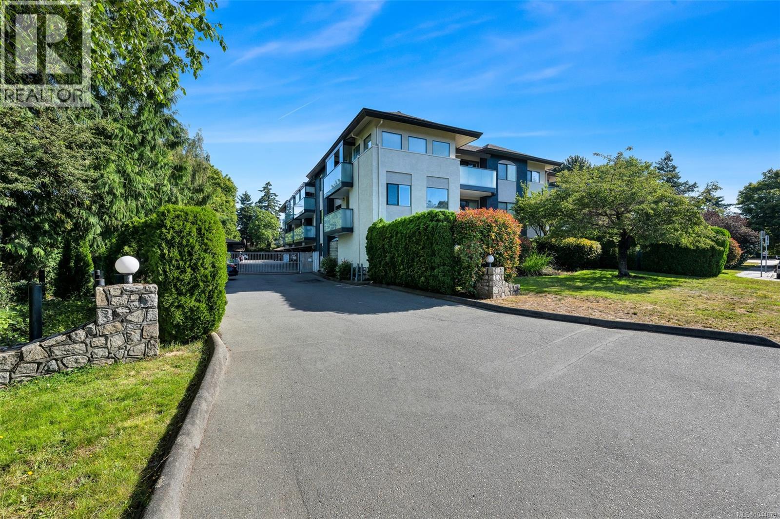 201 3900 Shelbourne Street, Saanich