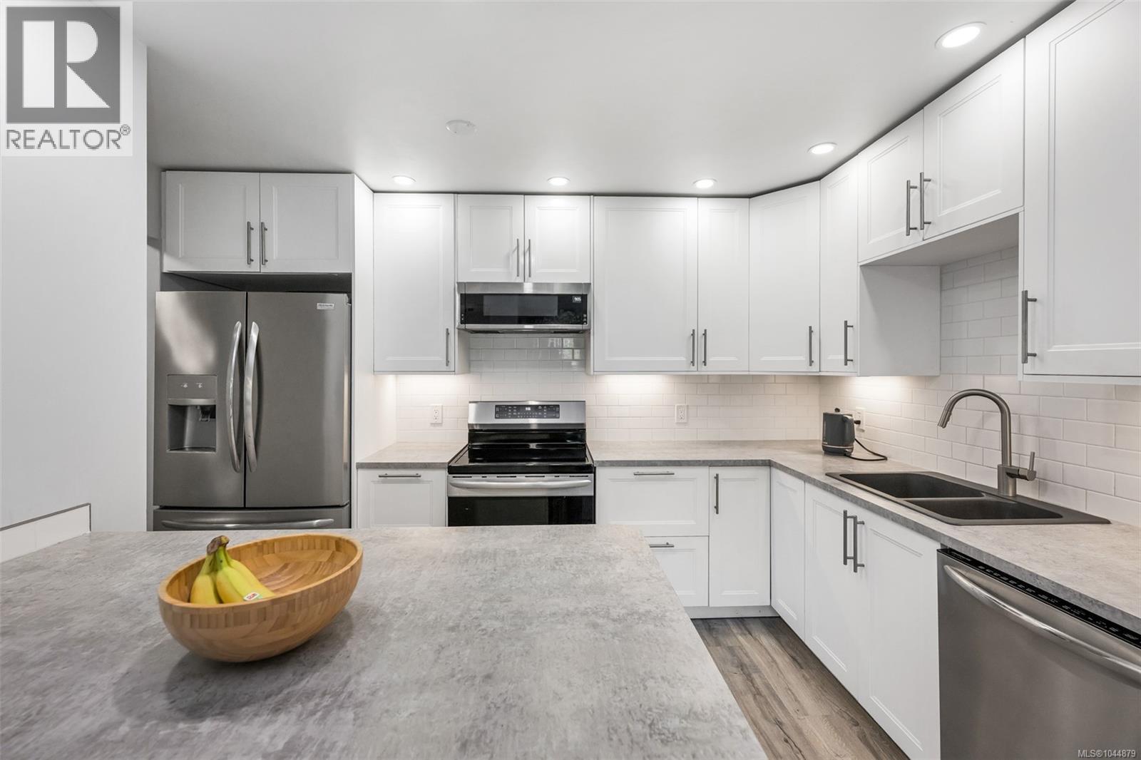 201 3900 Shelbourne Street, Saanich