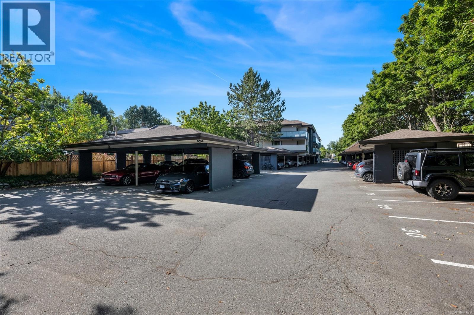 201 3900 Shelbourne Street, Saanich