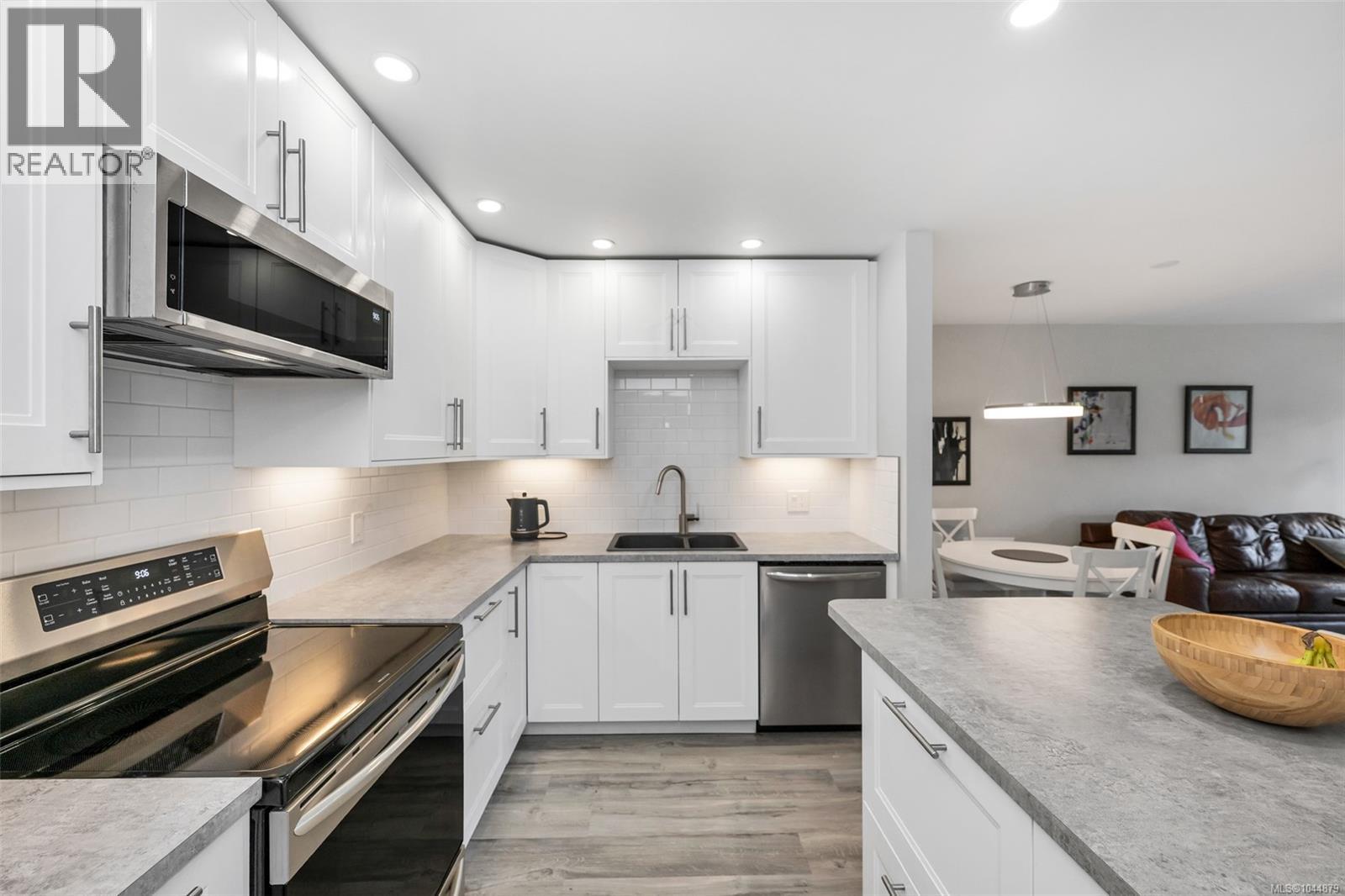 #201 3900 Shelbourne St - 5