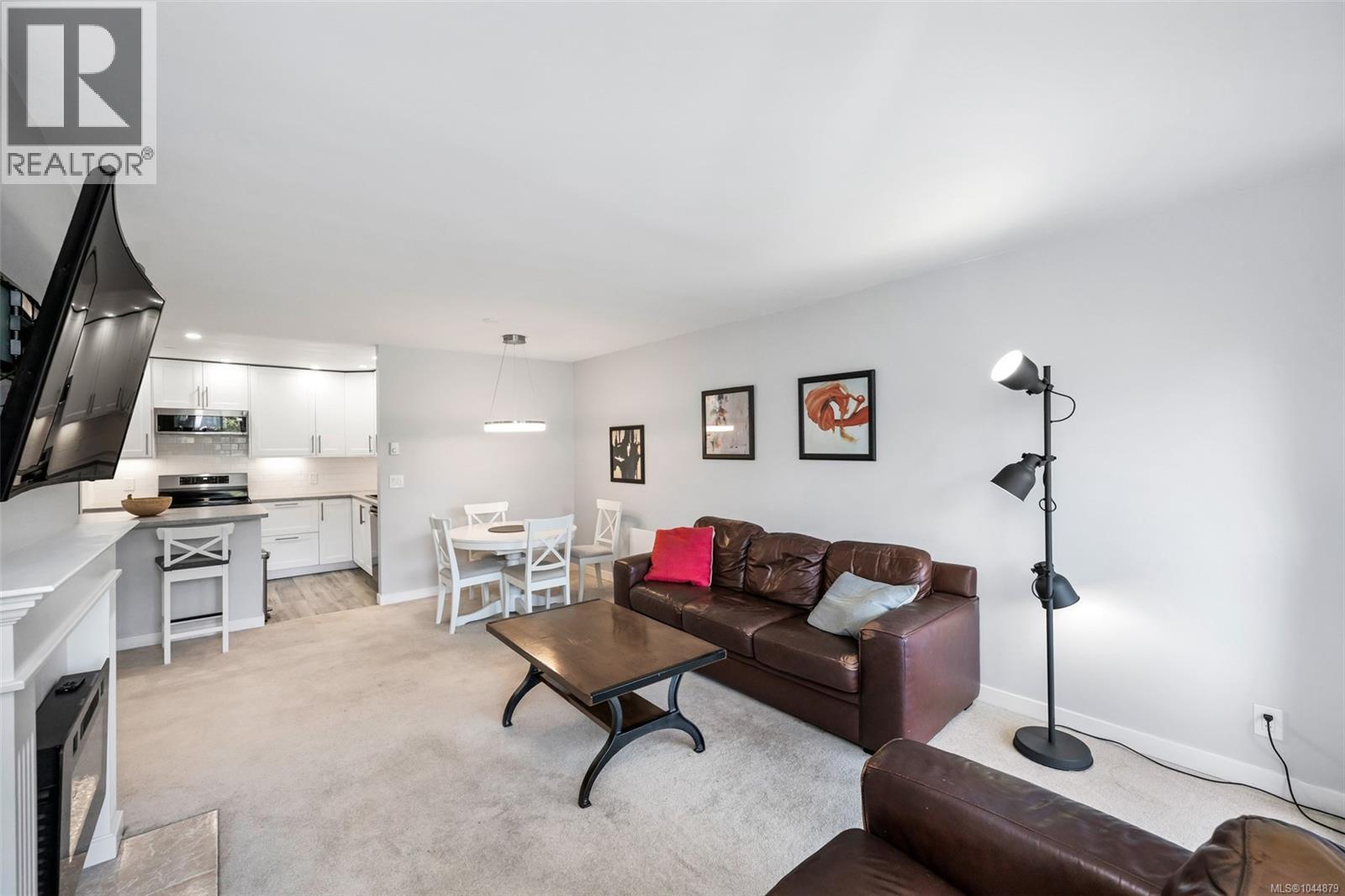 201 3900 Shelbourne Street, Saanich
