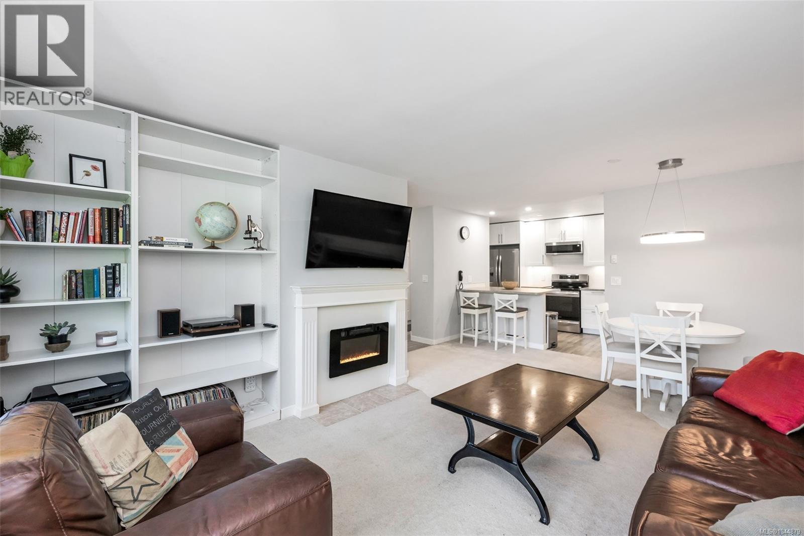 201 3900 Shelbourne Street, Saanich