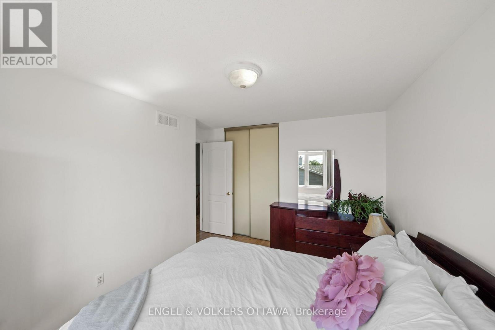 1831 SUMMERFIELDS CRESCENT - 38