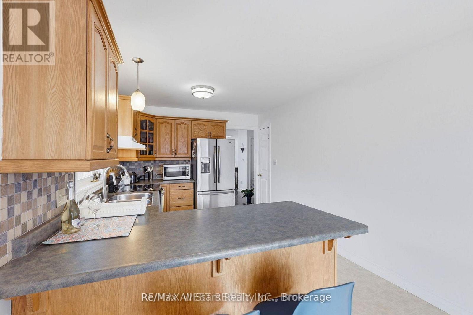 20 EAKINS CRESCENT - 12