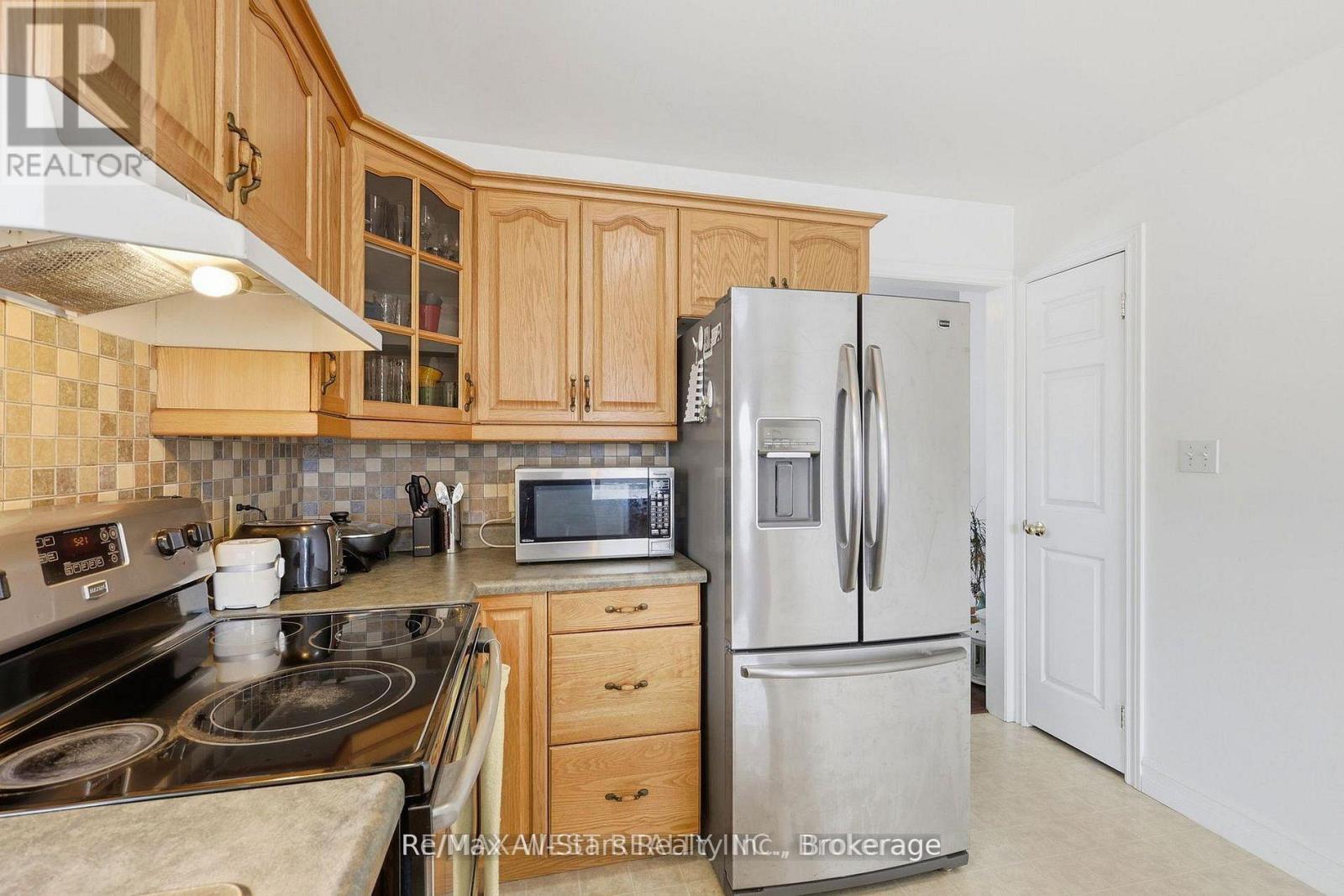 20 EAKINS CRESCENT - 14