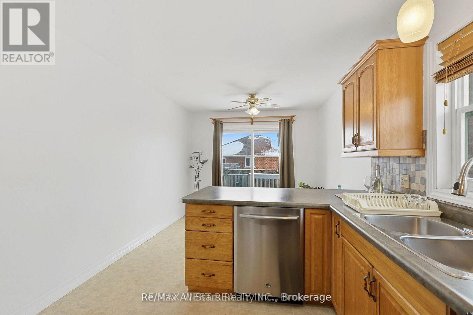 20 EAKINS CRESCENT - 15