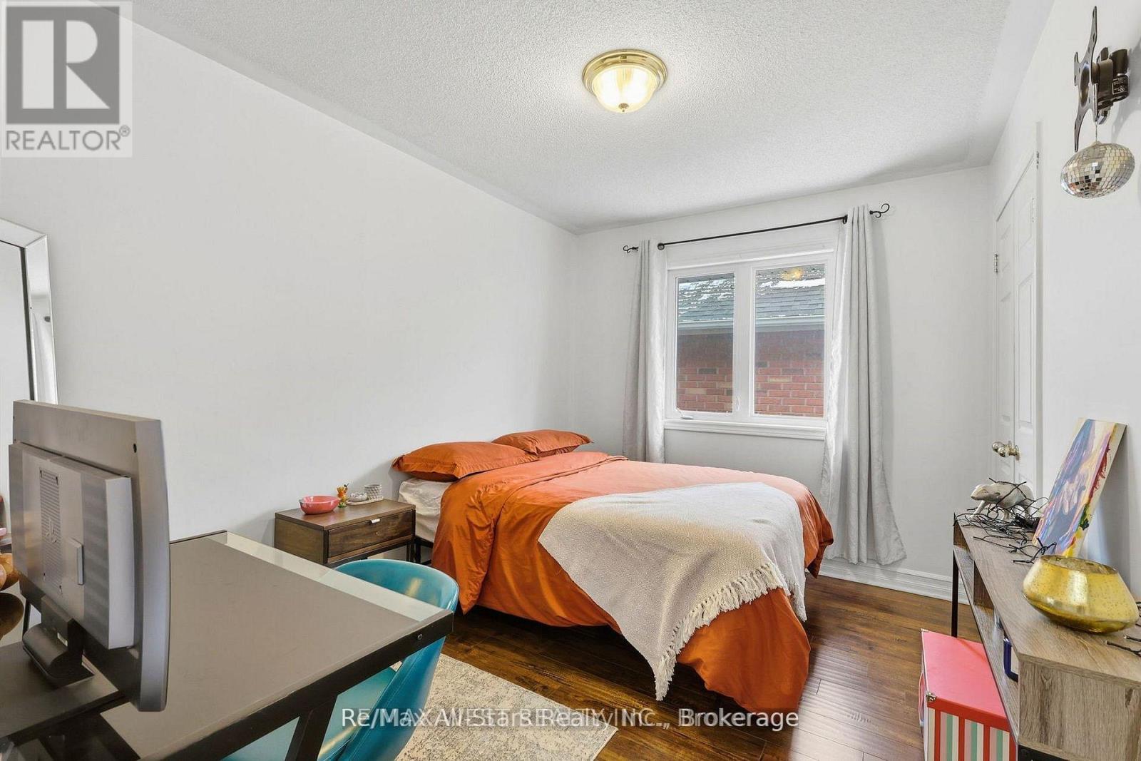 20 EAKINS CRESCENT - 22