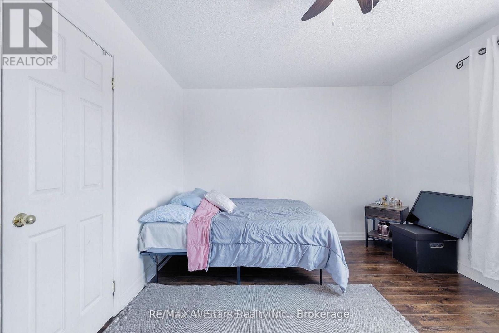 20 EAKINS CRESCENT - 25