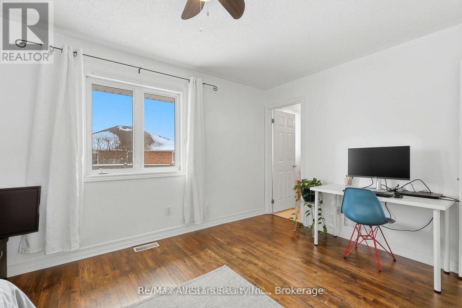 20 EAKINS CRESCENT - 26
