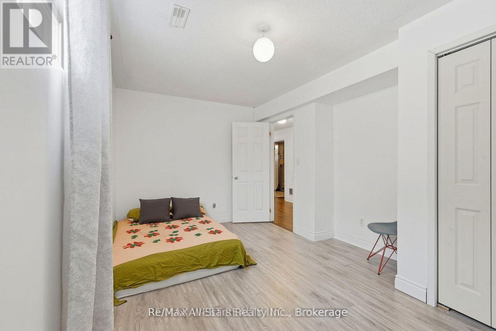 20 EAKINS CRESCENT - 32