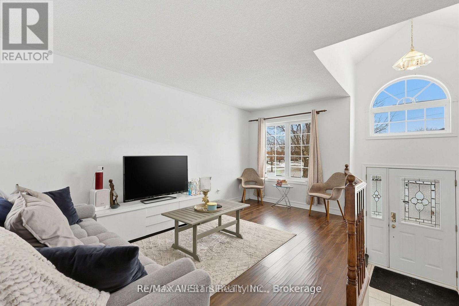20 EAKINS CRESCENT - 5