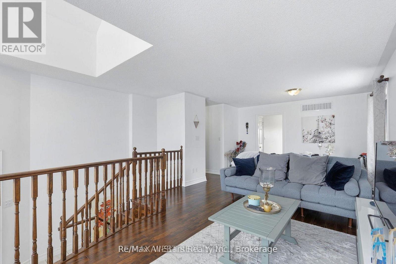 20 EAKINS CRESCENT - 7