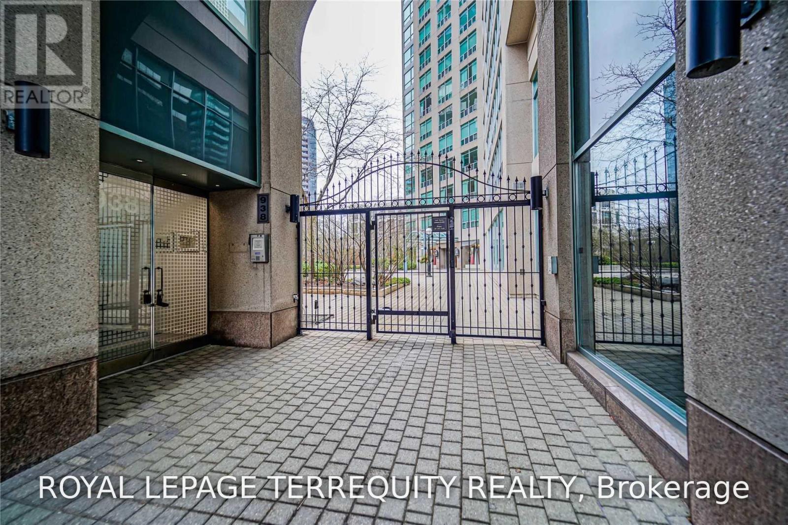 #319 942 YONGE STREET - 33